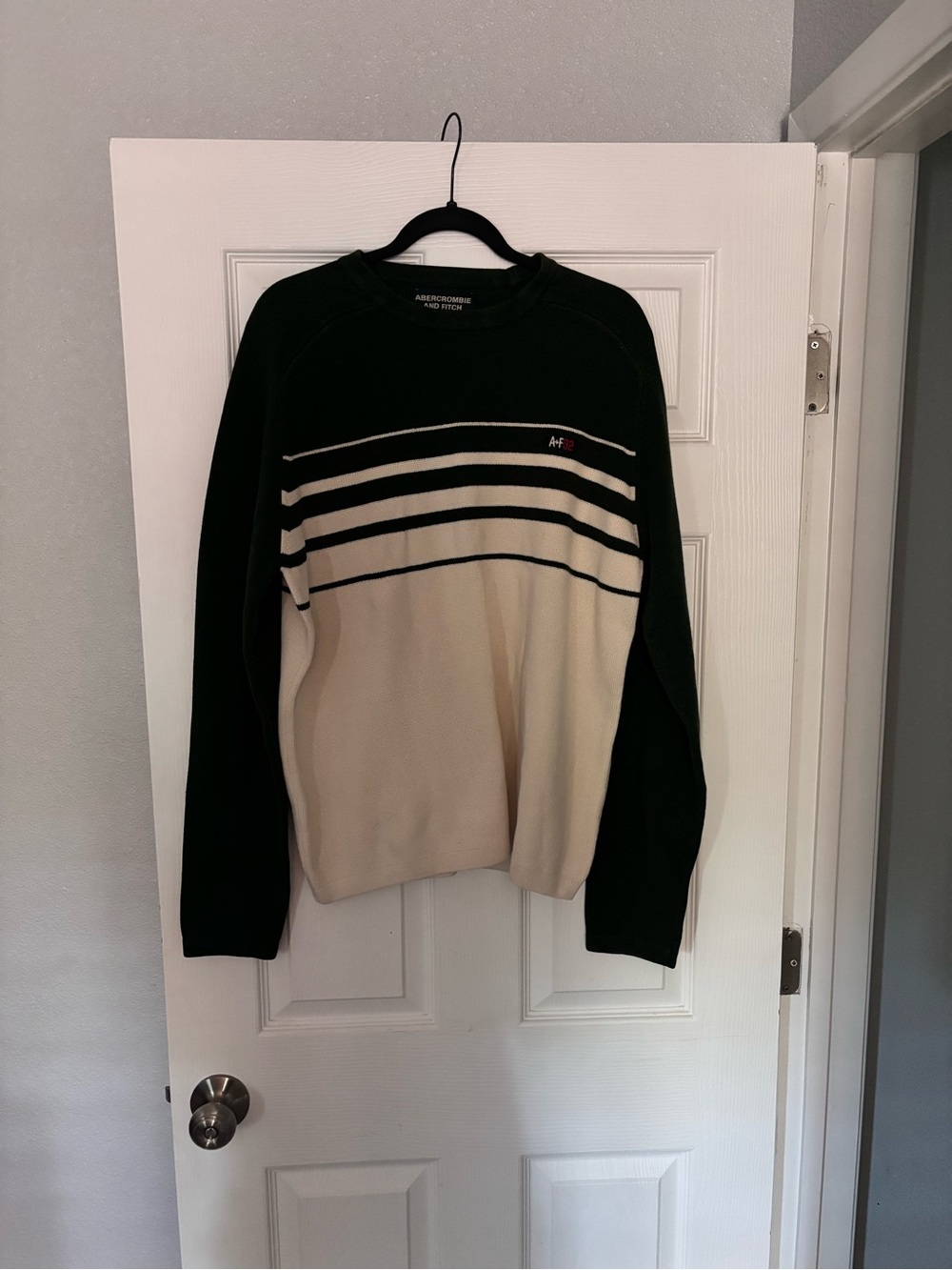 Vintage Y2K Abercrombie & Fitch Black and Cream Striped Men's Sweater
